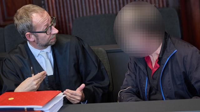Prozessauftakt: Kinder missbraucht, Taten gefilmt: Angeklagter vor Gericht