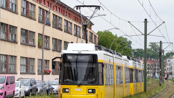 Vorfall in Berlin: Zwei Menschen wurden bei dem Vorfall in der Buschallee in der Buschallee verletzt und kamen ins Krankenhaus. (Symbolbild)