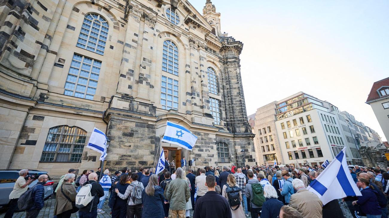 Hundreds gather in Dresden to mark Hamas terror attack anniversary