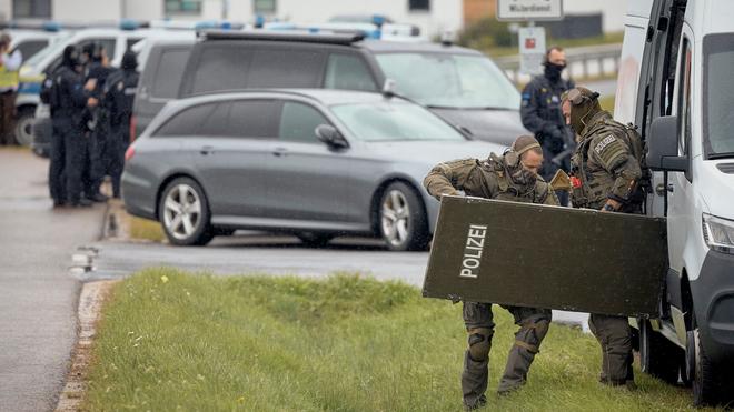 Ortsmitte abgeriegelt: Polizei und Rettungskräfte waren im Einsatz - auch mit Hubschraubern.
