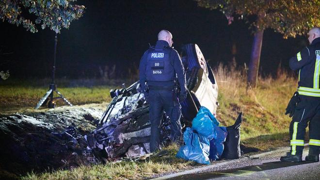 Unfälle: Das beteiligte Auto geriet bei dem schweren Unfall in Brand.