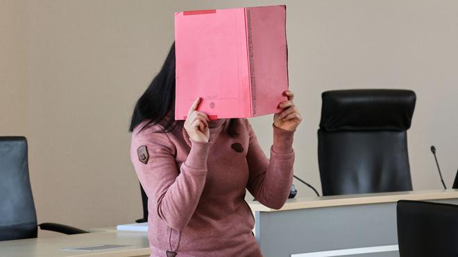 Psychiatrisches Gutachten: Die Angeklagte wird stets mit Fußfesseln in den Gerichtssaal geführt. (Archivfoto)