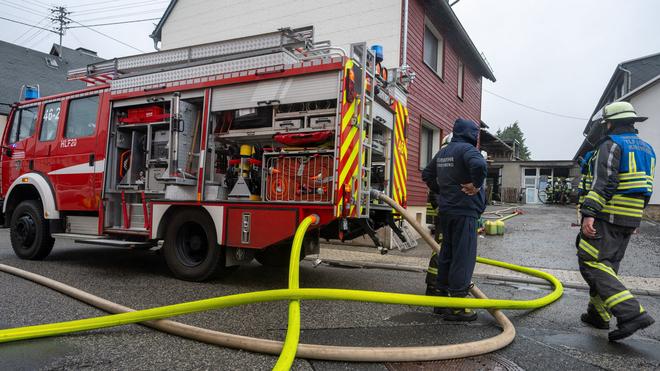  Über 30 Fahrzeuge der Feuerwehr sind vor Ort. (Symbolbild)