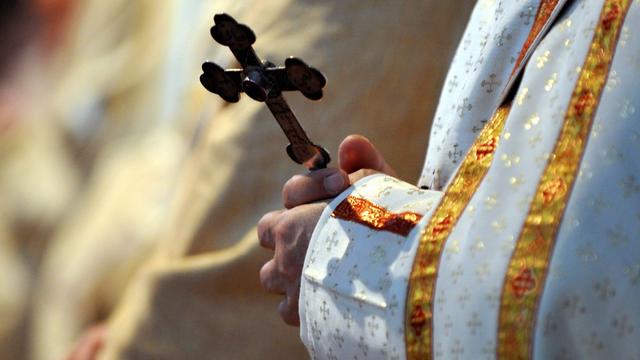 Pflichtzölibat: Kirche oder Kuscheln? - Wenn der Pfarrer sich verliebt