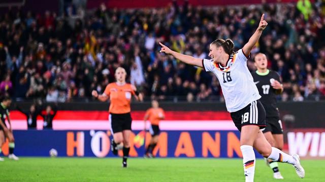 Bild: Härtetest in Karlsruhe: Kösslers Doppelpack: DFB-Frauen feiern 4:2 gegen Australien