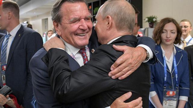 Besuch in Russland: Schröder feiert mit Putin – scharfe Kritik aus der SPD