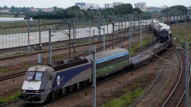 Bild: Frankreich: Kleinbus rammt Zug am Kanaltunnel - 19 Verletzte