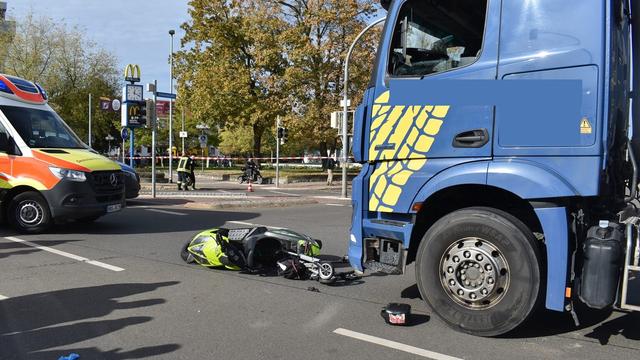 Bild: Halberstadt: Lkw prallt an Ampelkreuzung auf Motorrad - Fahrer stirbt