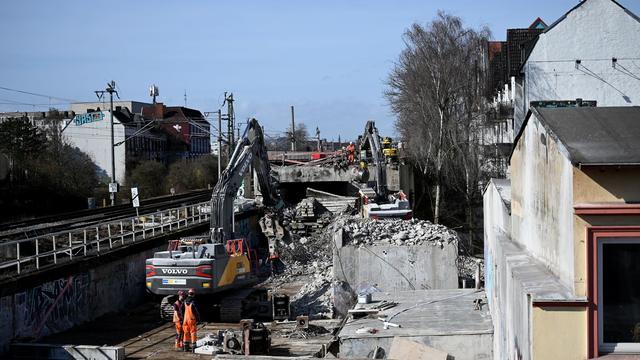 Bild: Brückeneinhub geplant: Bauarbeiten an Bahnüberführung - Holstenstraße gesperrt