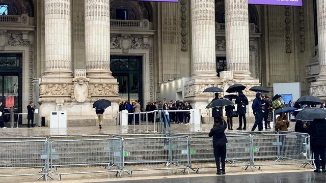Mehr Sicherheitsvorkehrungen: Kunst hinter Barrieren: Art Basel Paris öffnet