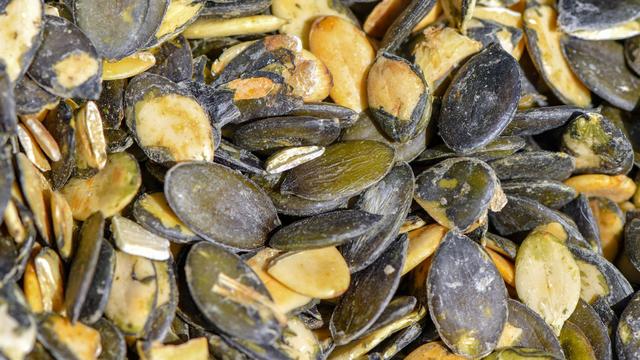 Rutschige Ladung: Tausende Kürbiskerne verwandeln Straße in Rutschbahn