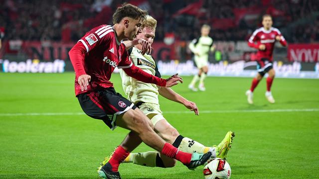 Ereignisreiches Topspiel: Lautern fügt Nürnberg erste Saisonniederlage in 2. Liga zu