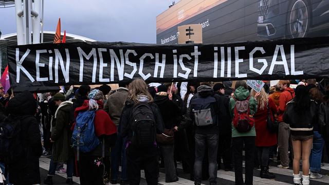 Abschiebungen: Mehr als 700 Menschen protestieren gegen Abschiebeterminal