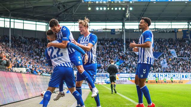 2. Fußball-Bundesliga: Vor Bayern-Kracher: Magdeburg zerlegt Karlsruhe mit 6:1