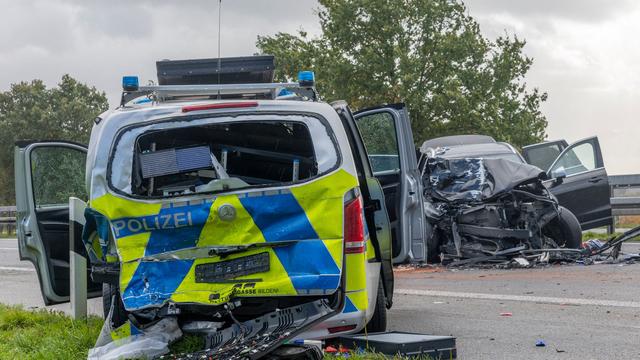 Crash auf der A3: Auto prallt auf stehenden Streifenwagen – A3 gesperrt