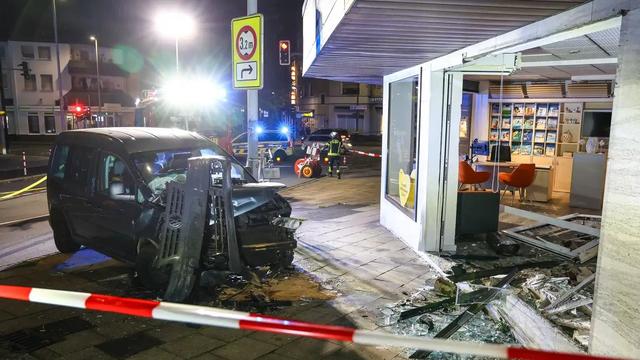Autounfall: Mann kracht ungebremst mit Wagen in ein Reisebüro