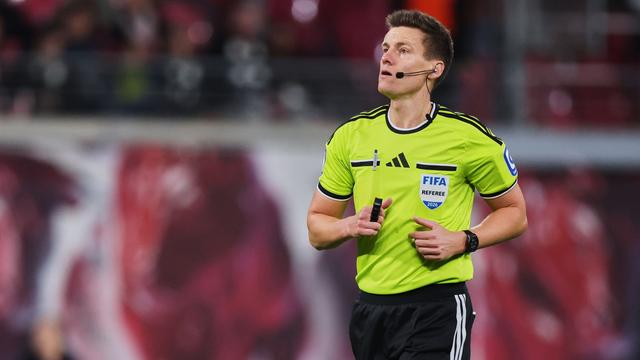 Fußball-Bundesliga: Wadenverletzung: Schiri-Wechsel in der Halbzeit