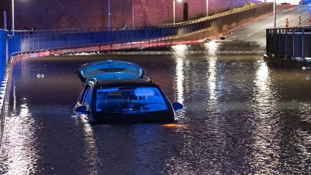 Feuerwehr rettet Frau: Sturmflut in Hamburg - Frau auf Autodach gefangen