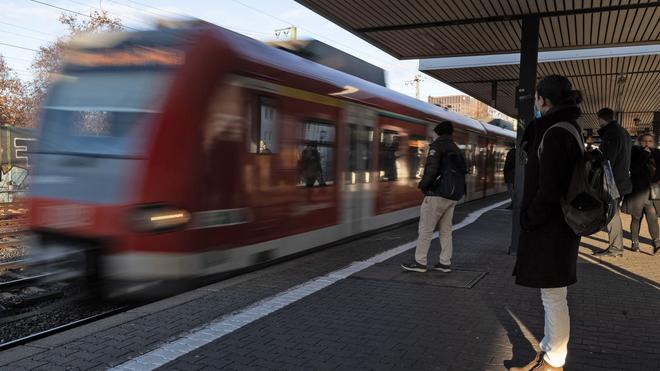 Deutsche Bahn: Warten auf die S-Bahn – für Fahrgäste Alltag. (Archivbild)