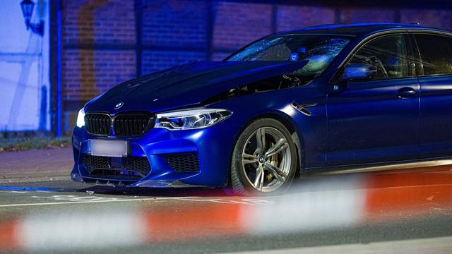 Täter auf der Flucht: Auto fährt in Menschengruppe - Polizei schießt auf Wagen