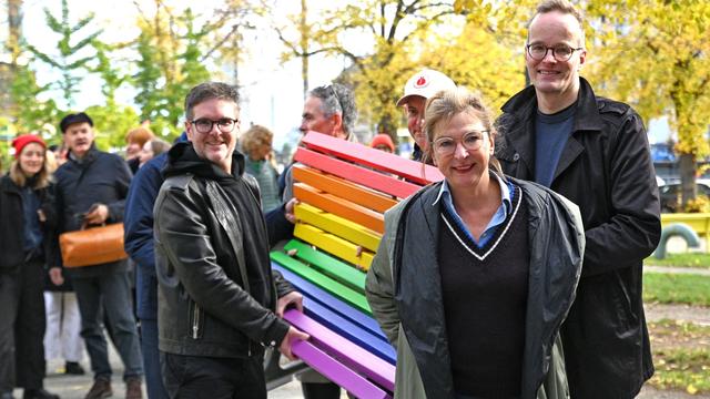 Geste der Solidarität: Berliner Kulturhäuser stellen Regenbogenbänke auf