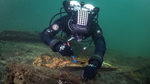 Unterwasser-Archäologie: Schiffswrack von 1495: Munitionskiste und Kettenhemd