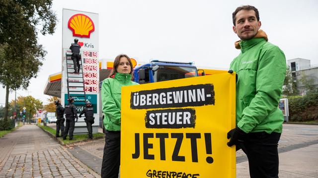 Hohe Ölpreise: Greenpeace-Aktivisten protestieren an Shell-Tankstelle