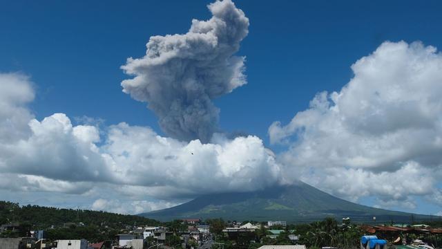 Bild: 3.000 Meter hohe Aschewolke: Vulkan Mayon auf den Philippinen ausgebrochen