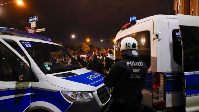 Köln: Randale auf Kölner Domplatte - Flaschenwürfe gegen Beamte