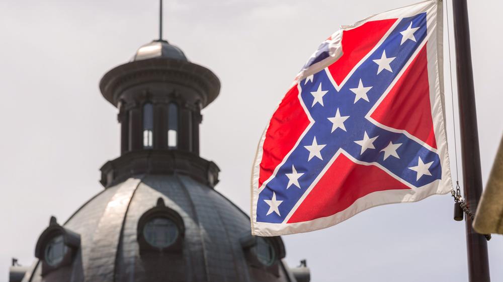 Konföderiertenflagge : Die umstrittene Südstaatenflagge wird vor dem Regierungssitz von South Carolina endgültig abgehängt.