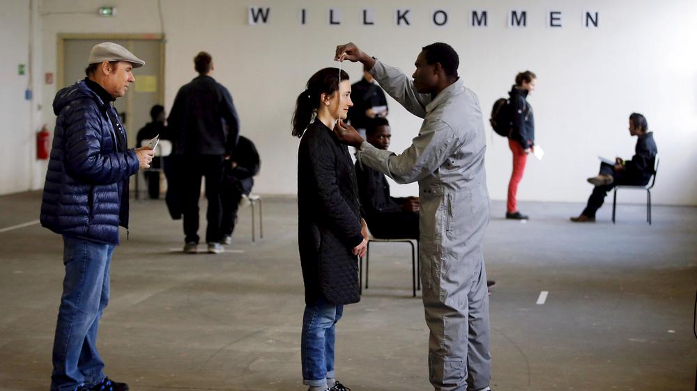 Flüchtlinge: Flüchtlinge nach ihrer Ankunft in Deutschland: Ein Theaterprojekt in Berlin hat die Szene für ihr Stück "Herz der Finsternis" über die Flucht von Afrika nach Europa einstudiert.