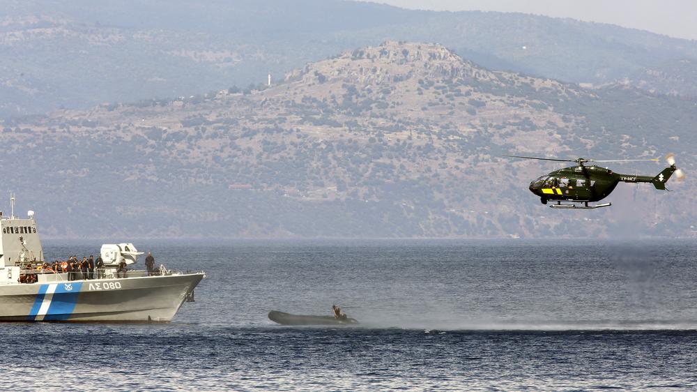 Grenzschutz: Ein Hubschrauber der Grenzschutzbehörde Frontex an der griechischen Küste. 