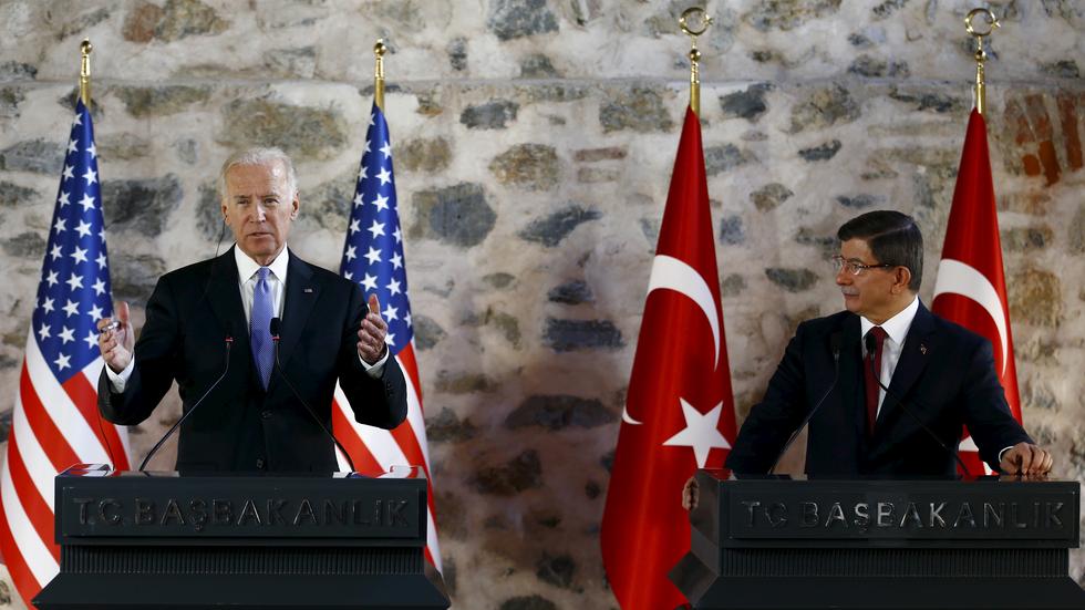 "Islamischer Staat": US-Vizepräsident Joe Biden mit dem türkischen Premierminister Ahmet Davutoglu in Istanbul