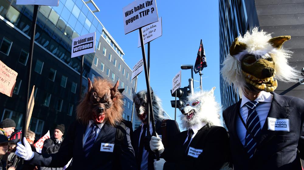 TTIP: TTIP-Gegner haben sich auf einer Demonstration in Berlin als Genmonster verkleidet.