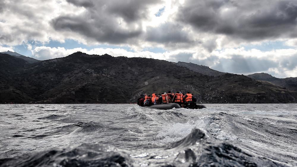 EU-Türkei: Lebensgefährliche Überfahrt: Flüchtlinge sitzen in einem Boot auf dem Meer vor der griechischen Insel Lesbos.