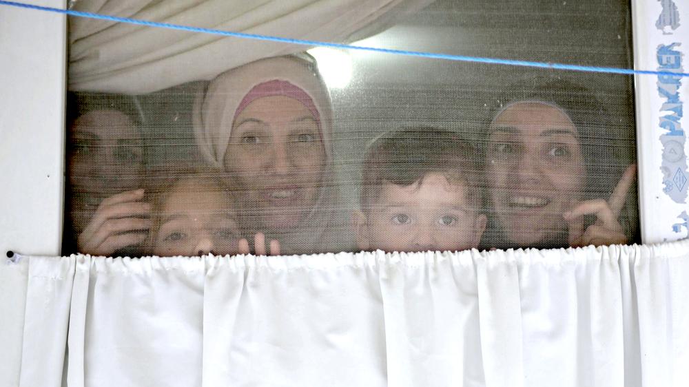 Flüchtlinge: Flüchtlinge im Lager an der türkisch-syrischen Grenze warten auf den Besuch von Kanzlerin Angela Merkel.