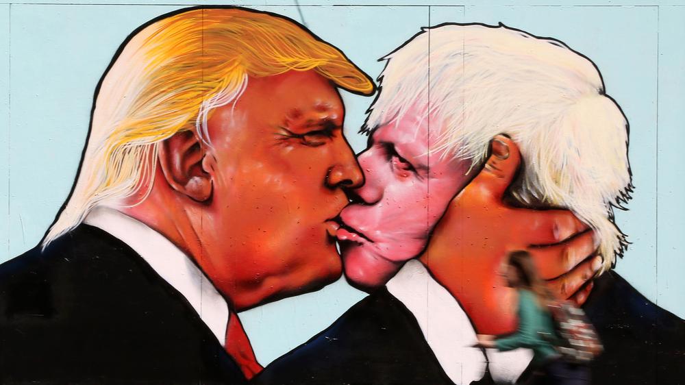 Brexit: Ein Wandbild in Bristol: Bruderkuss zwischen Boris Johnson und Donald Trump