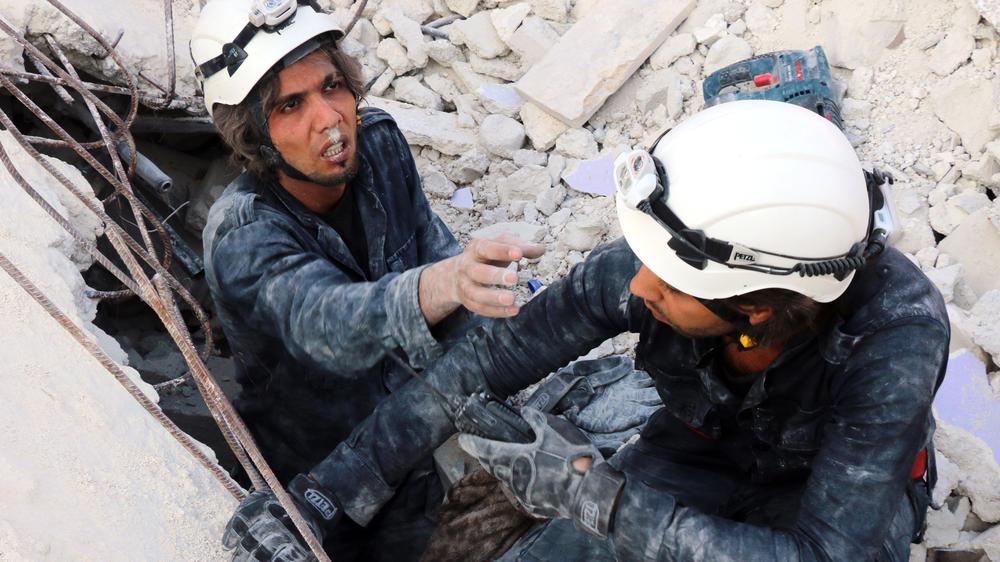 Schweden: Helfer suchen Überlebende im syrischen Aleppo.