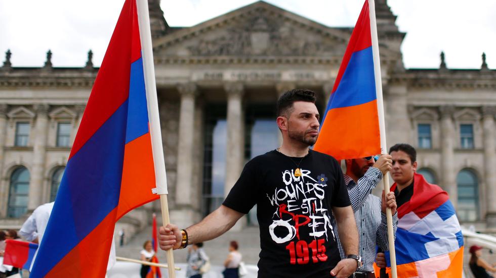 Türkei: Unterstützer der Armenien-Resolution vor dem Reichstag 