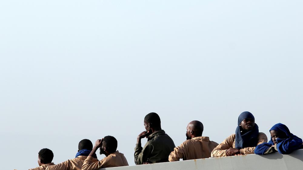 Flüchtlingsrouten: Gerettete afrikanische Flüchtlinge bei ihrer Ankunft im italienischen Hafen Catania