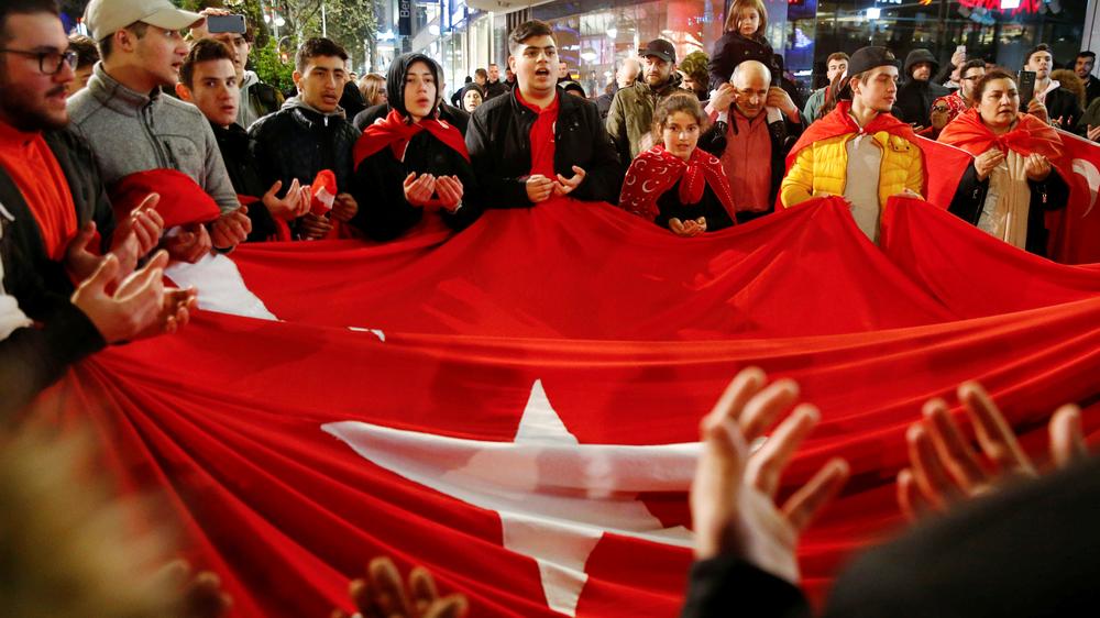 Türken in Deutschland: Erdoğan-Unterstützer auf dem Ku'damm in Berlin am Tag des Referendums