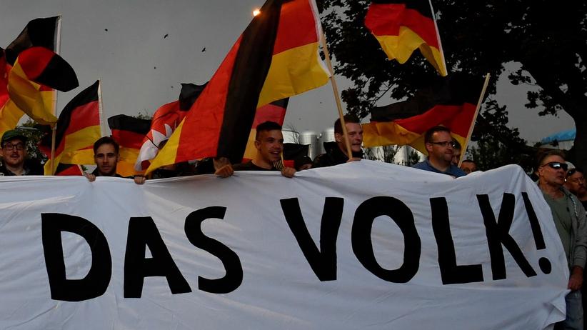 Demokratieverdrossenheit: "Wir sind das Volk": rechtspopulistische Demonstration in Chemnitz, September 2018