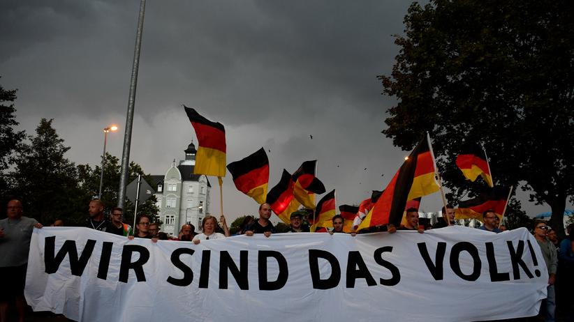 Demokratieverdrossenheit: "Wir sind das Volk": rechtspopulistische Demonstration in Chemnitz, September 2018