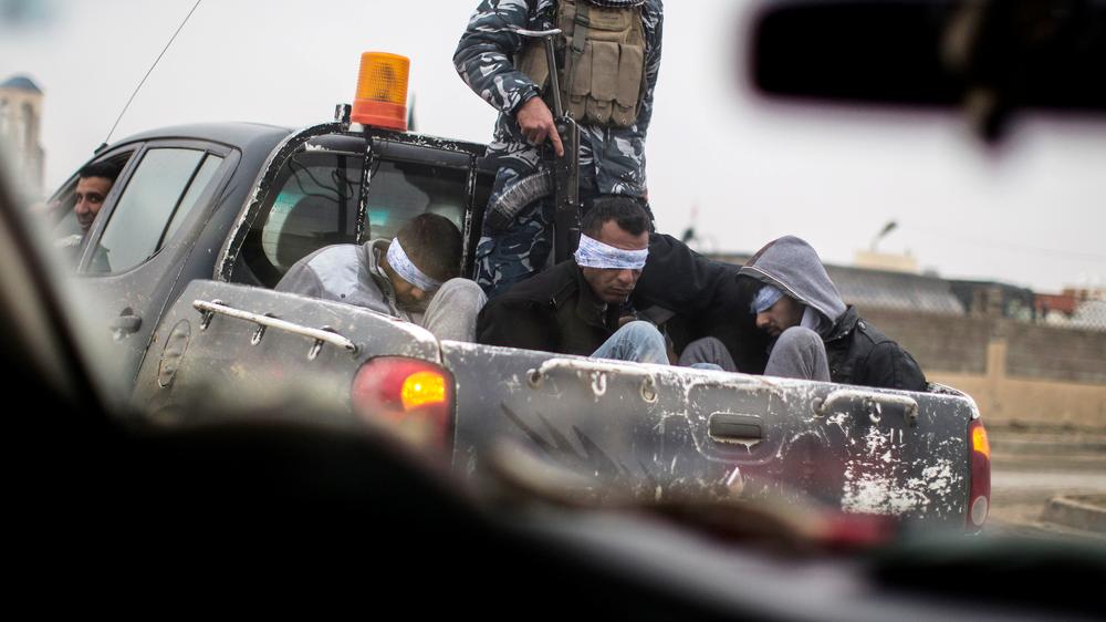 Innere Sicherheit: Kämpfer der christlichen Miliz Nineveh Plain Protection Units (NPU) transportieren im Dezember 2016 in Mossul vier Mitglieder der Terrormiliz "Islamischer Staat" in einem Auto.