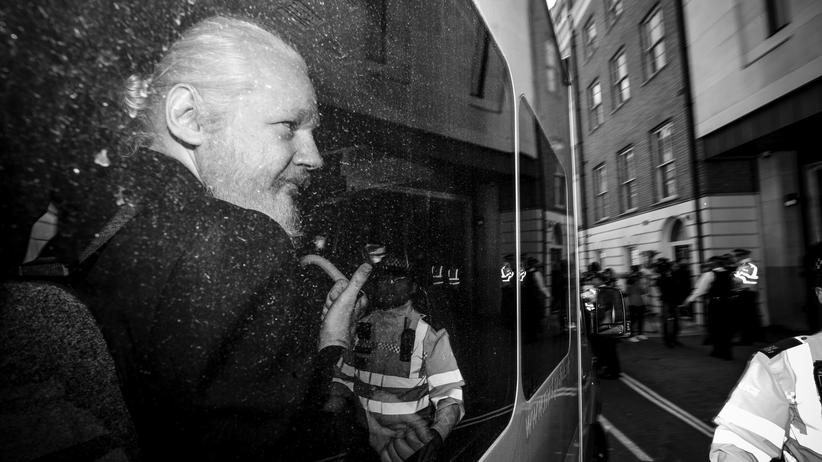 Julian Assange: Julian Assange nach seiner Festnahme in einem Polizeiwagen in London