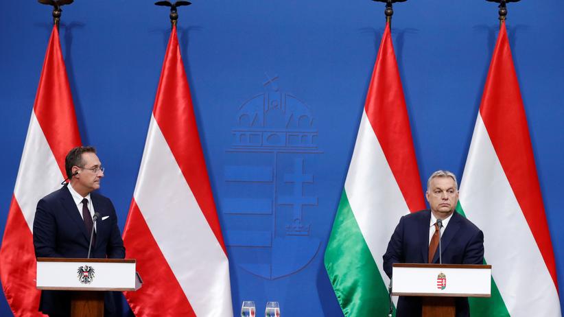Europawahl: Ungarns Ministerpräsident Viktor Orbán (r.) tritt nach einem Treffen mit dem österreichischen Vizekanzler in Budapest mit seinem Gast vor die Presse.