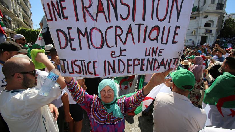 Algerien: Zehntausende Algerier demonstrieren am Nationalfeiertag | ZEIT ONLINE