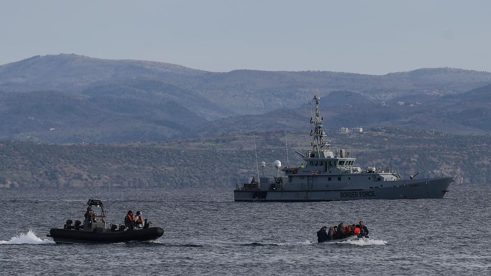 EU-Grenzschutz: Ein Boot der EU-Grenzschutzbehörde Frontex nähert sich einem Schlauchboot mit afghanischen Flüchtlingen vor der griechischen Insel Lesbos.