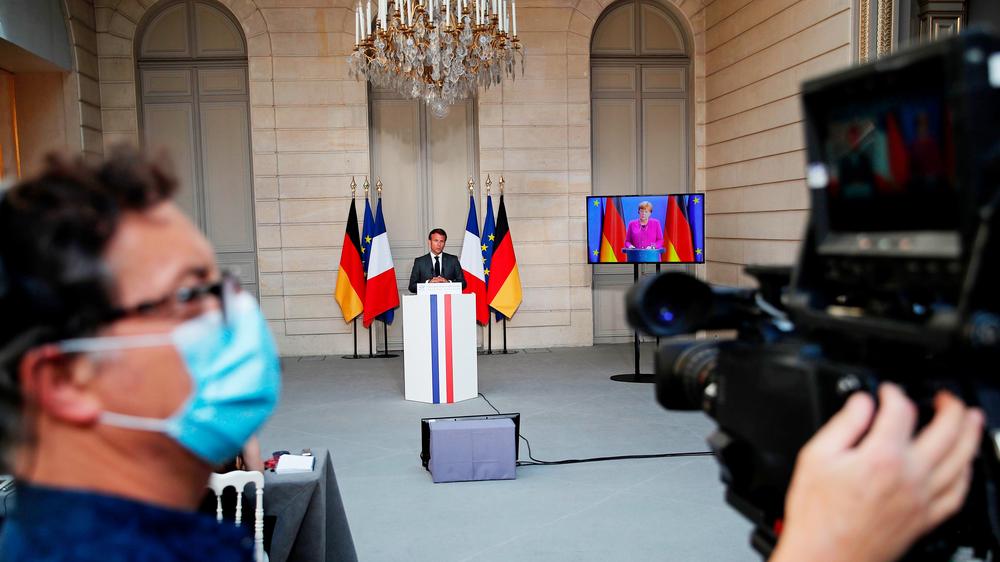 EU-Wiederaufbauplan: Frankreichs Präsident Emmanuel Macron während der gemeinsamen Pressekonferenz mit Kanzlerin Angela Merkel