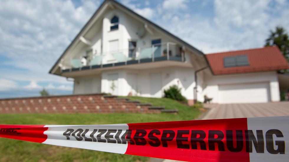 Walter Lübcke: Mit Flatterband ist im Juni 2019 der Bereich vor dem Haus des ermordeten Kasseler Regierungspräsidenten Lübcke abgesperrt. 